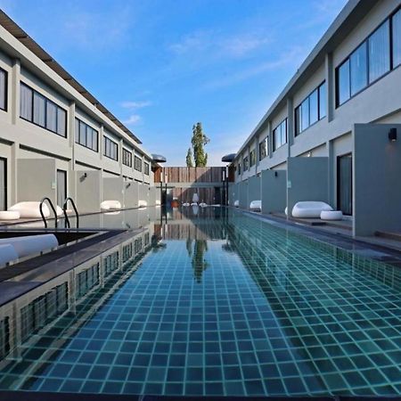 S Ratchada Leisure Hotel - Sha Plus Bangkok Exteriör bild The swimming pool at the hotel
