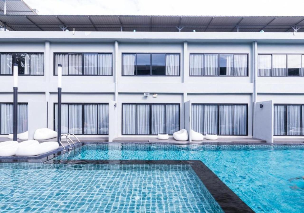 S Ratchada Leisure Hotel - Sha Plus Bangkok Exteriör bild The swimming pool at the hotel