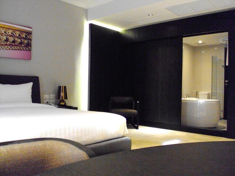 S Ratchada Leisure Hotel - Sha Plus Bangkok Exteriör bild A room at the hotel