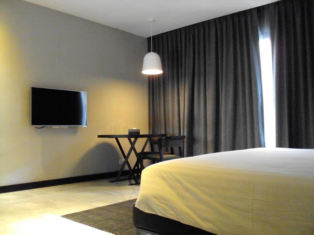 S Ratchada Leisure Hotel - Sha Plus Bangkok Exteriör bild A room at the hotel