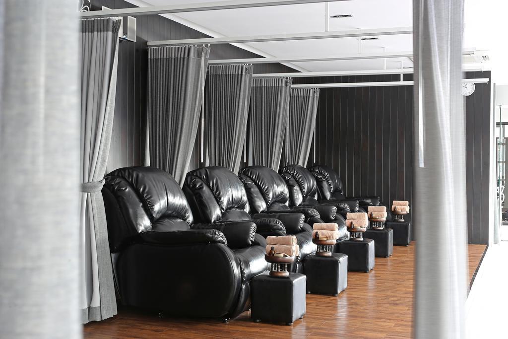 S Ratchada Leisure Hotel - Sha Plus Bangkok Exteriör bild A foot massage parlor in Taiwan