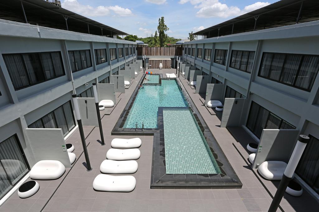 S Ratchada Leisure Hotel - Sha Plus Bangkok Exteriör bild The hotel's pool