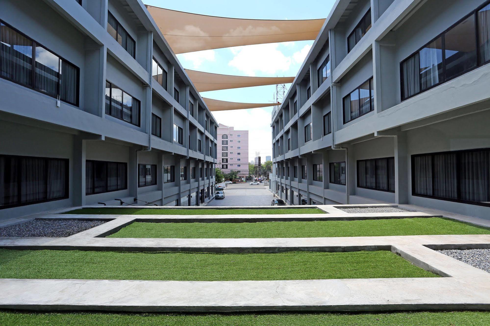 S Ratchada Leisure Hotel - Sha Plus Bangkok Exteriör bild The University of the Sunshine Coast's Si-Chang Campus