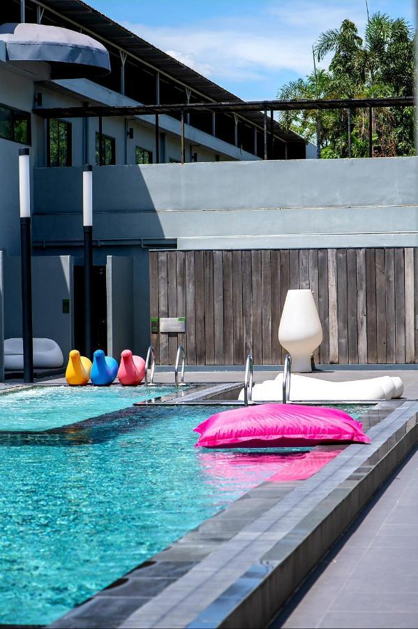 S Ratchada Leisure Hotel - Sha Plus Bangkok Exteriör bild The pool at the hotel