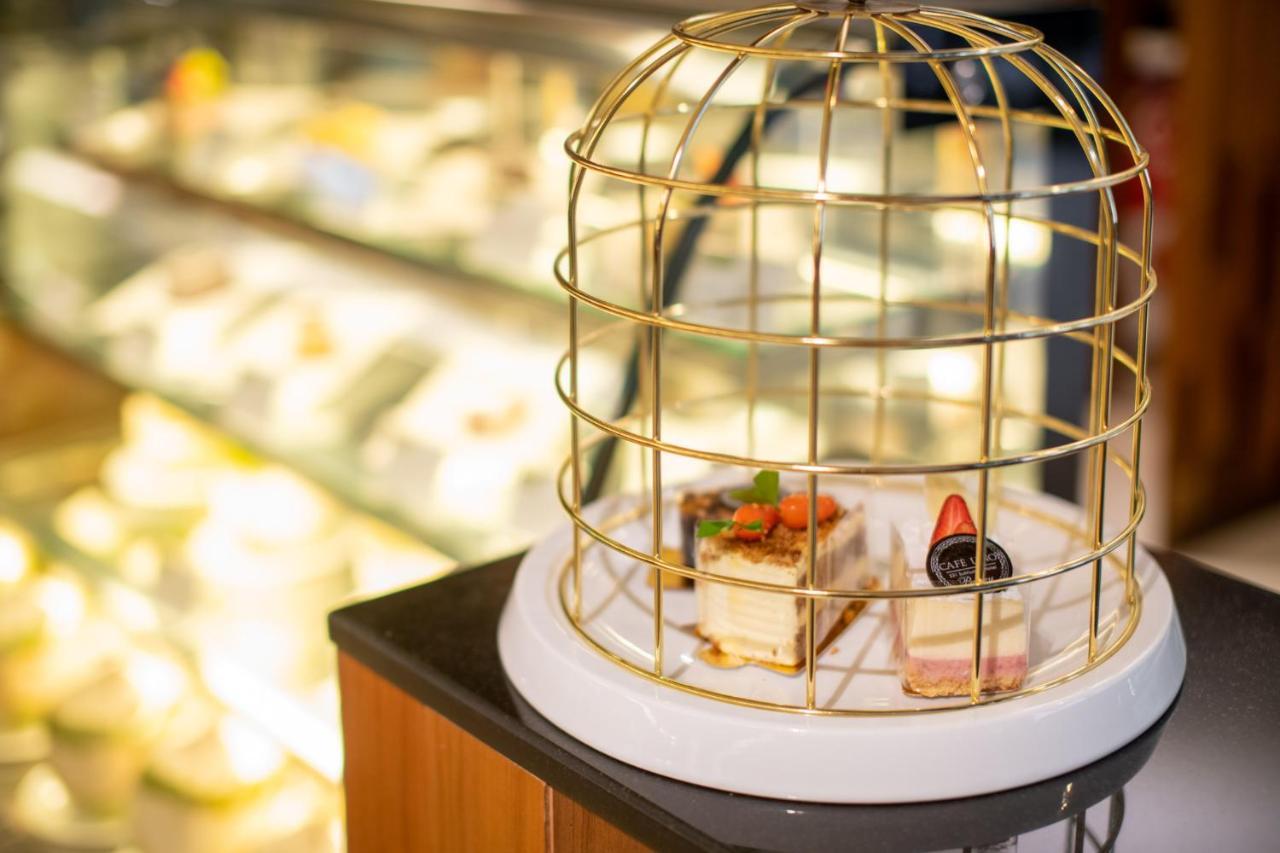 S Ratchada Leisure Hotel - Sha Plus Bangkok Exteriör bild A birdcage cake stand