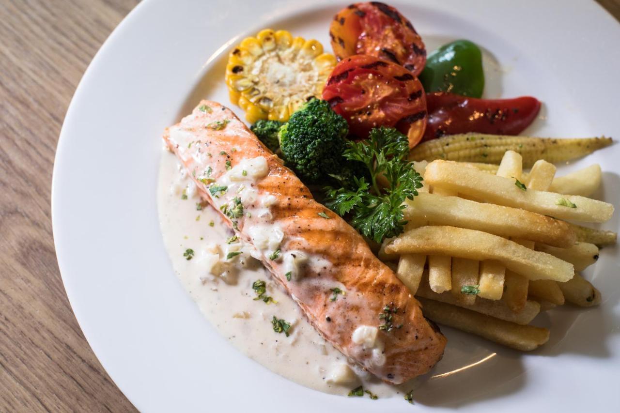 S Ratchada Leisure Hotel - Sha Plus Bangkok Exteriör bild Salmon steak